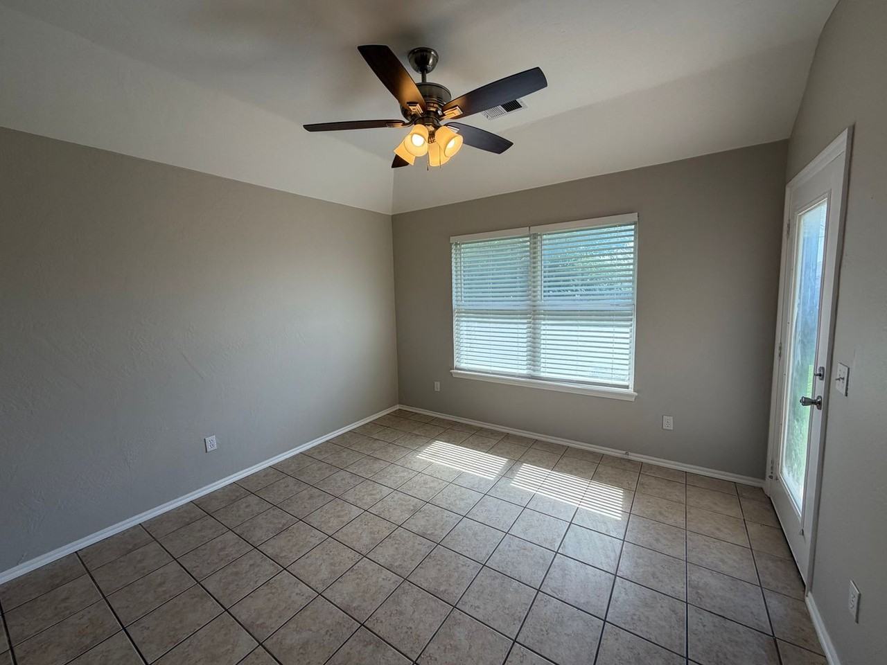 411 S Pointe Ln - Photo 7 of 19