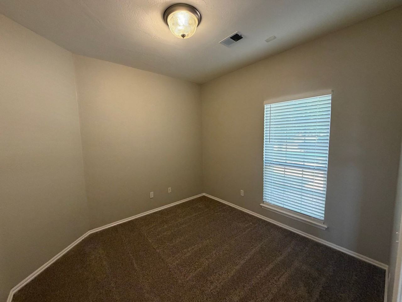 411 S Pointe Ln - Photo 7 of 18