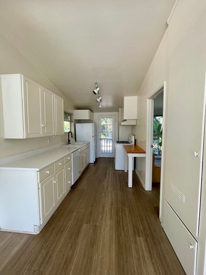 1127 Dover Ln - Photo 4 of 19