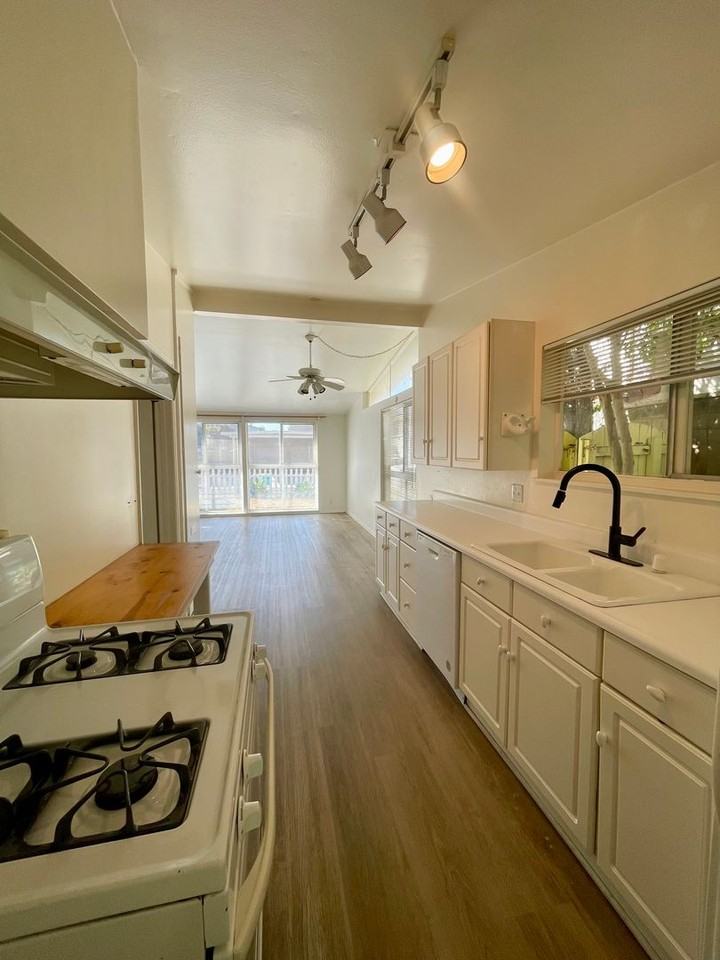 1127 Dover Ln - Photo 5 of 19