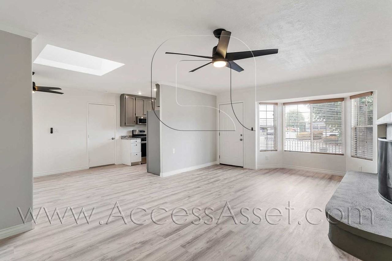 1636 Zoro Way - Photo 3 of 33