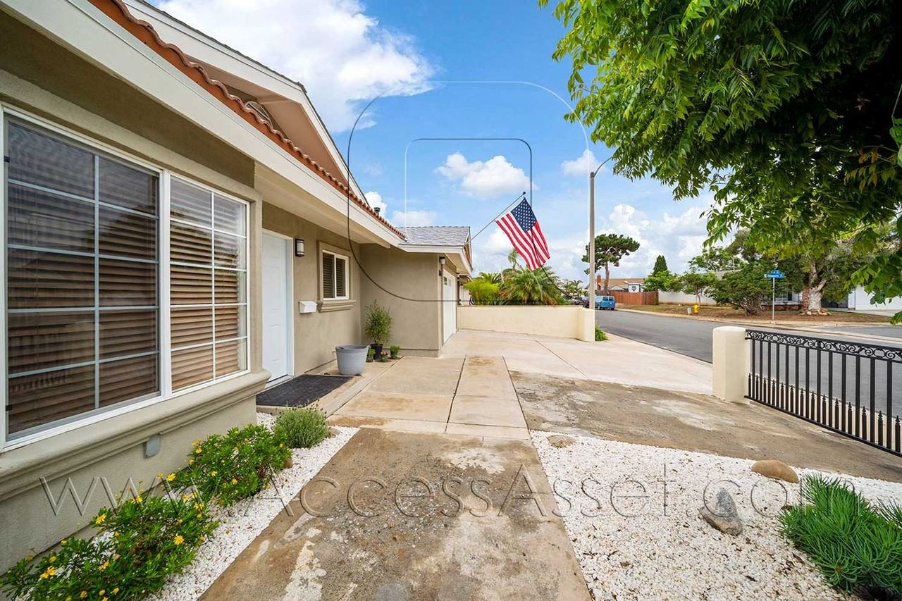 1636 Zoro Way - Photo 3 of 33