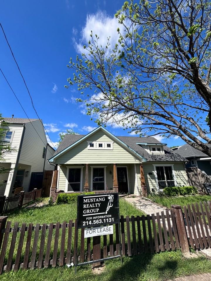 621 W 8th St - Photo 2 of 12