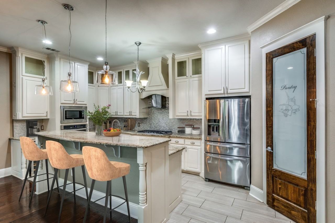 621 W 8th St - Photo 5 of 12