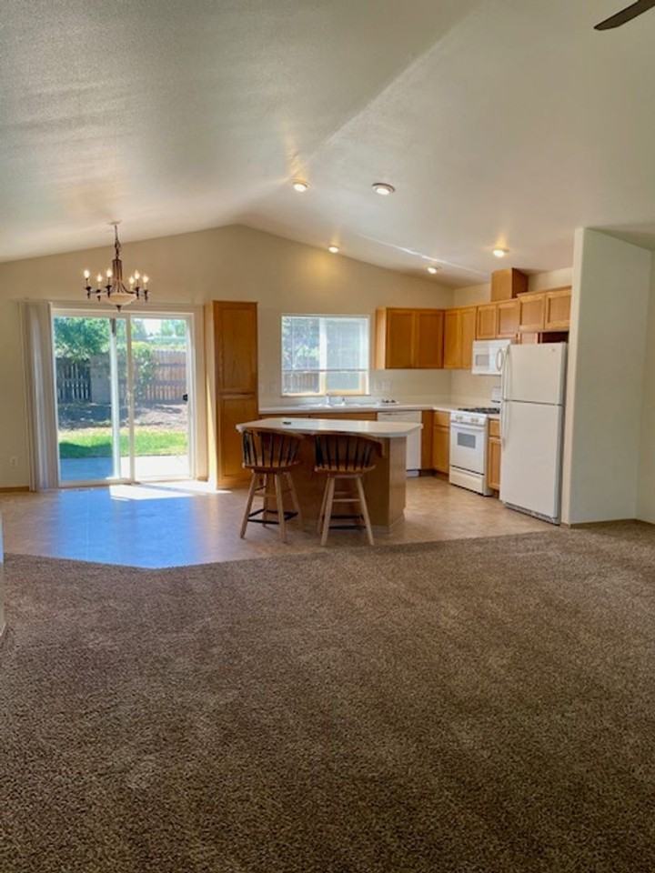 2665 Ne Brian Ray Ct - Photo 4 of 18