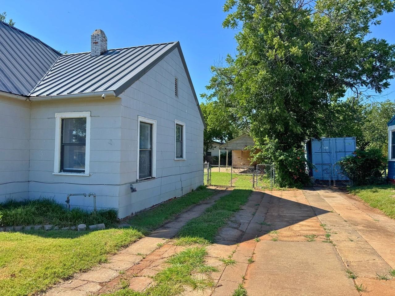 2137 Avenue J - Photo 2 of 26