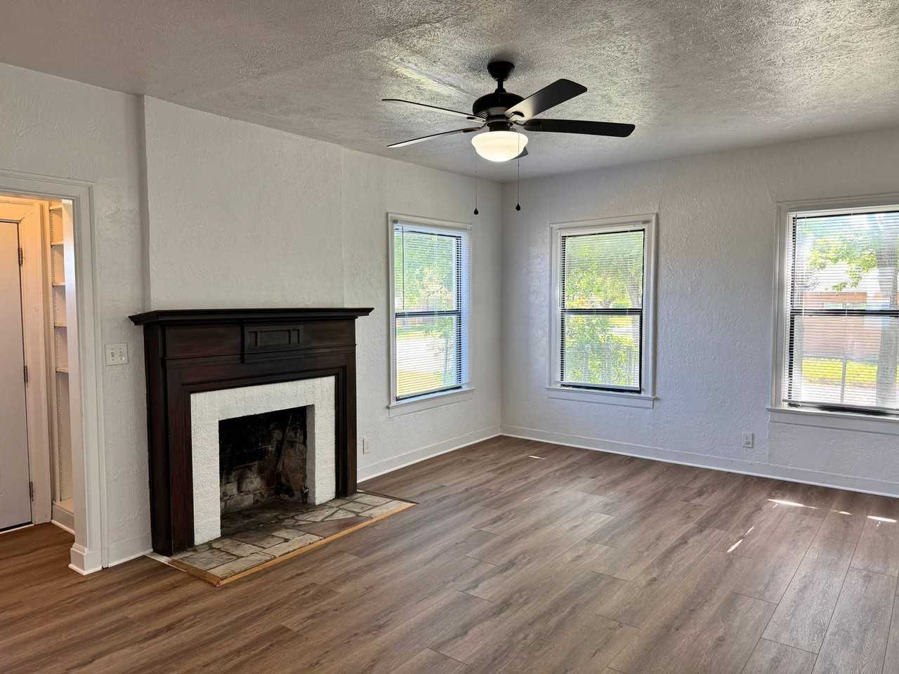 2137 Avenue J - Photo 5 of 26