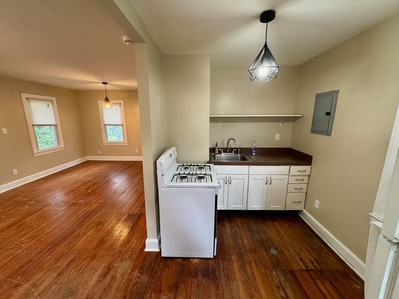 1706 Cowling Ave - Photo 4 of 10