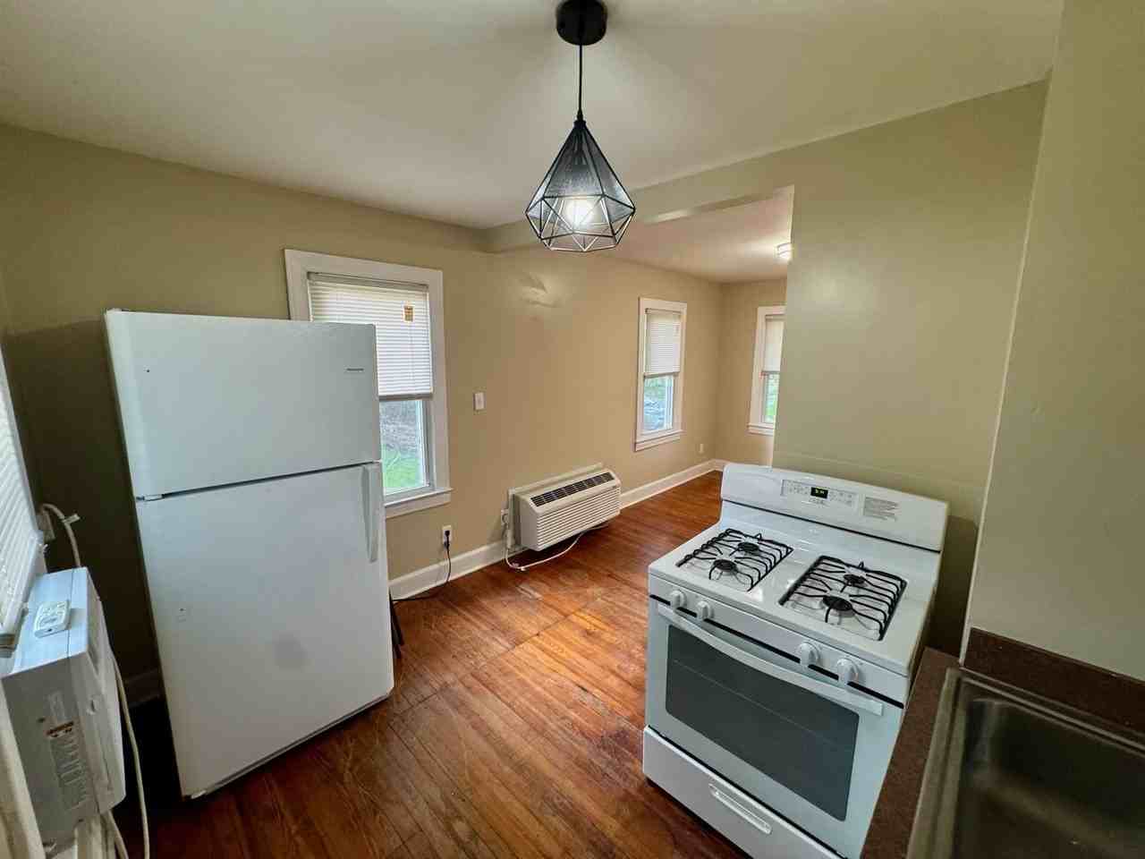 1706 Cowling Ave - Photo 5 of 10