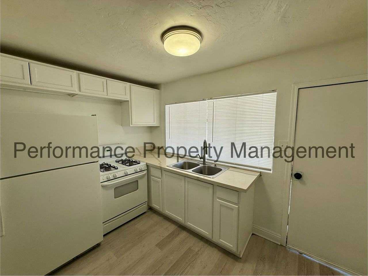 3703 Eucalyptus Dr - Photo 4 of 16
