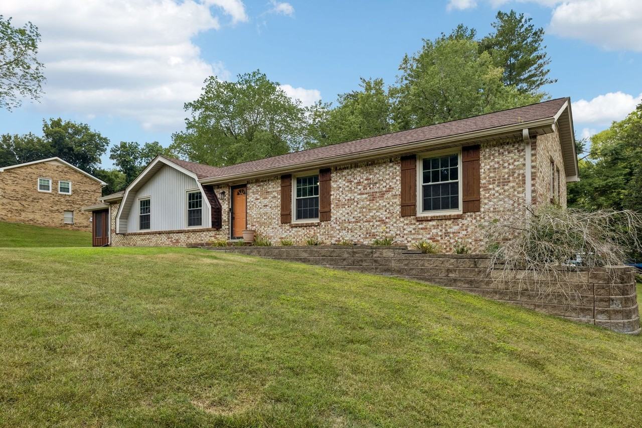 1810 Theresa Dr - Photo 2 of 50