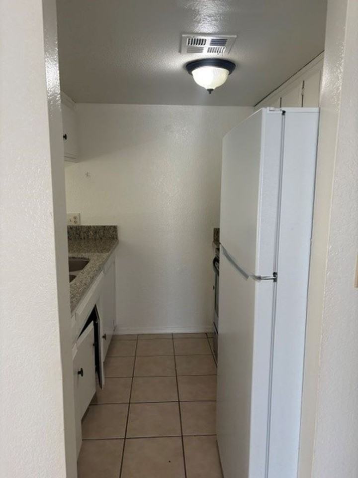 1811 California Ave - Photo 6 of 13