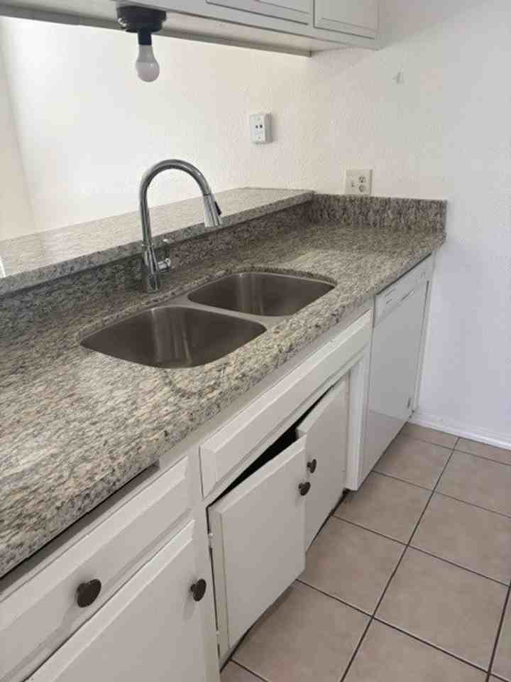 1811 California Ave - Photo 7 of 13