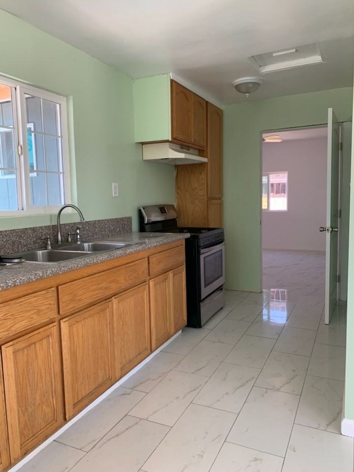 2600 Victoria Dr - Photo 3 of 10