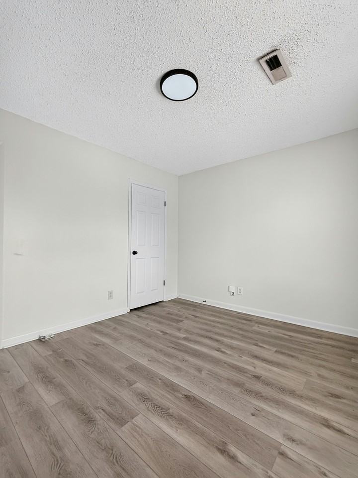 6209 Friar Tuck Drive Northwest, Unit C - Photo 3 of 12