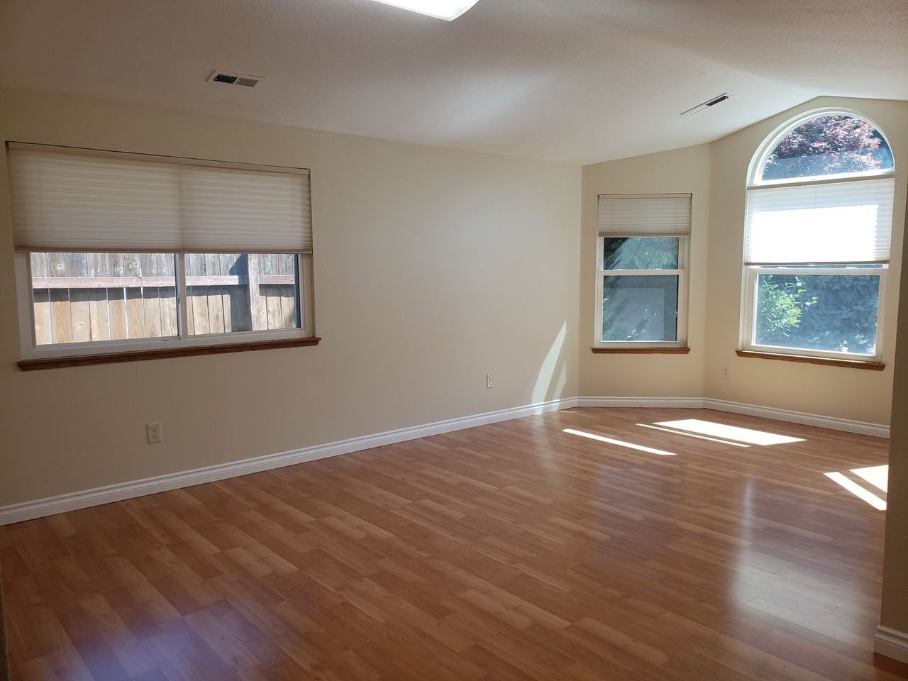 212 Ne 175th Ave - Photo 2 of 33