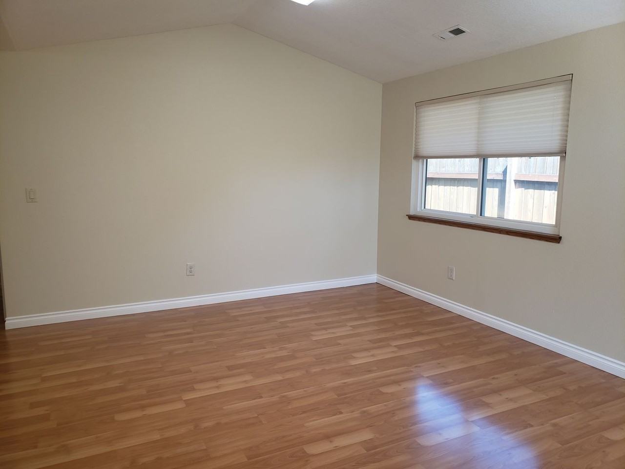 212 Ne 175th Ave - Photo 5 of 33