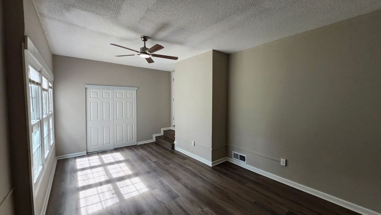 1007 Strawberry Ln - Photo 2 of 15