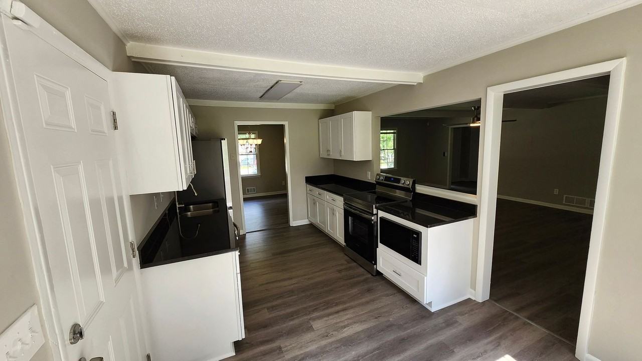 1007 Strawberry Ln - Photo 3 of 15