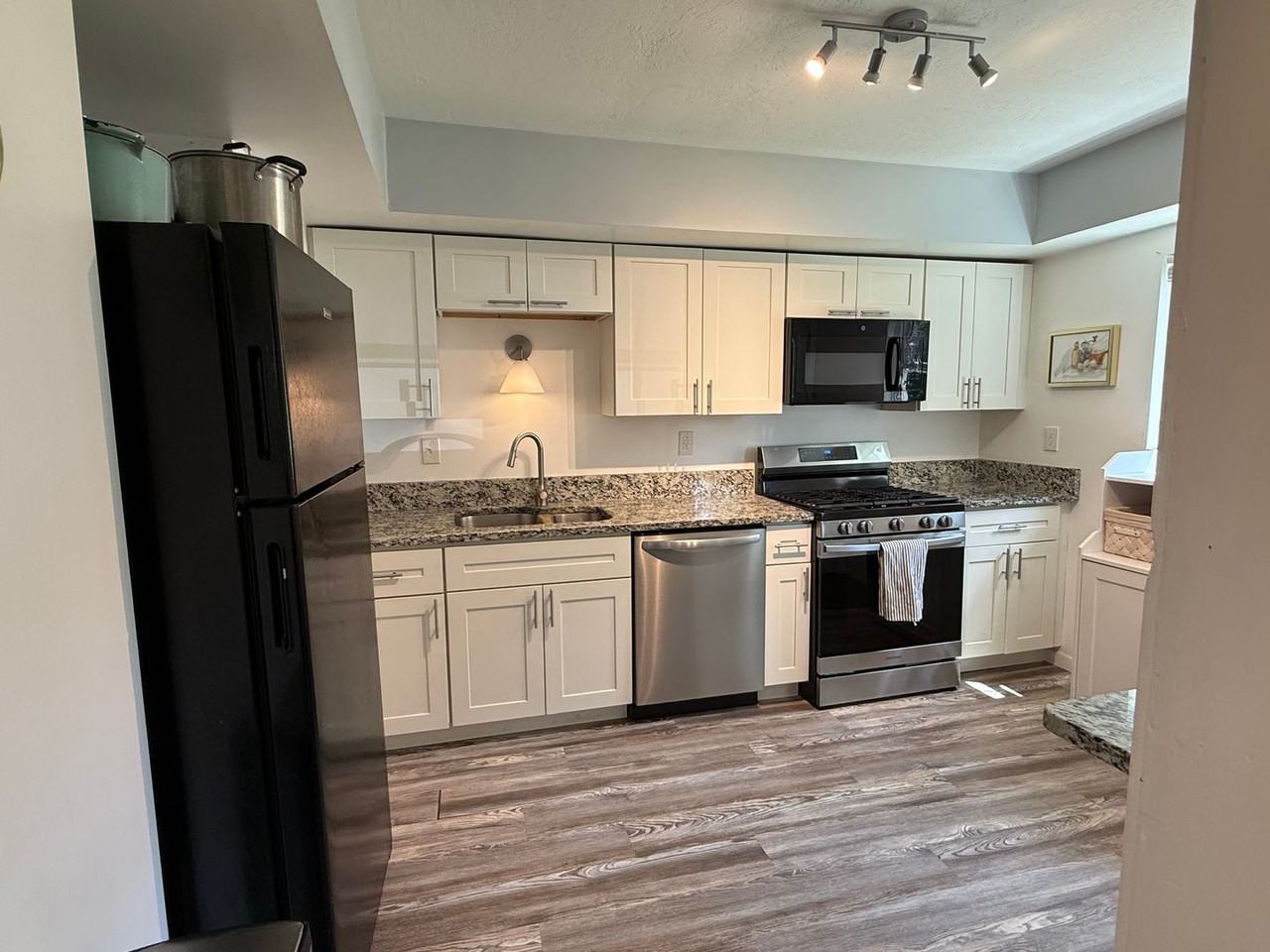 227 Cornell Ave - Photo 4 of 19