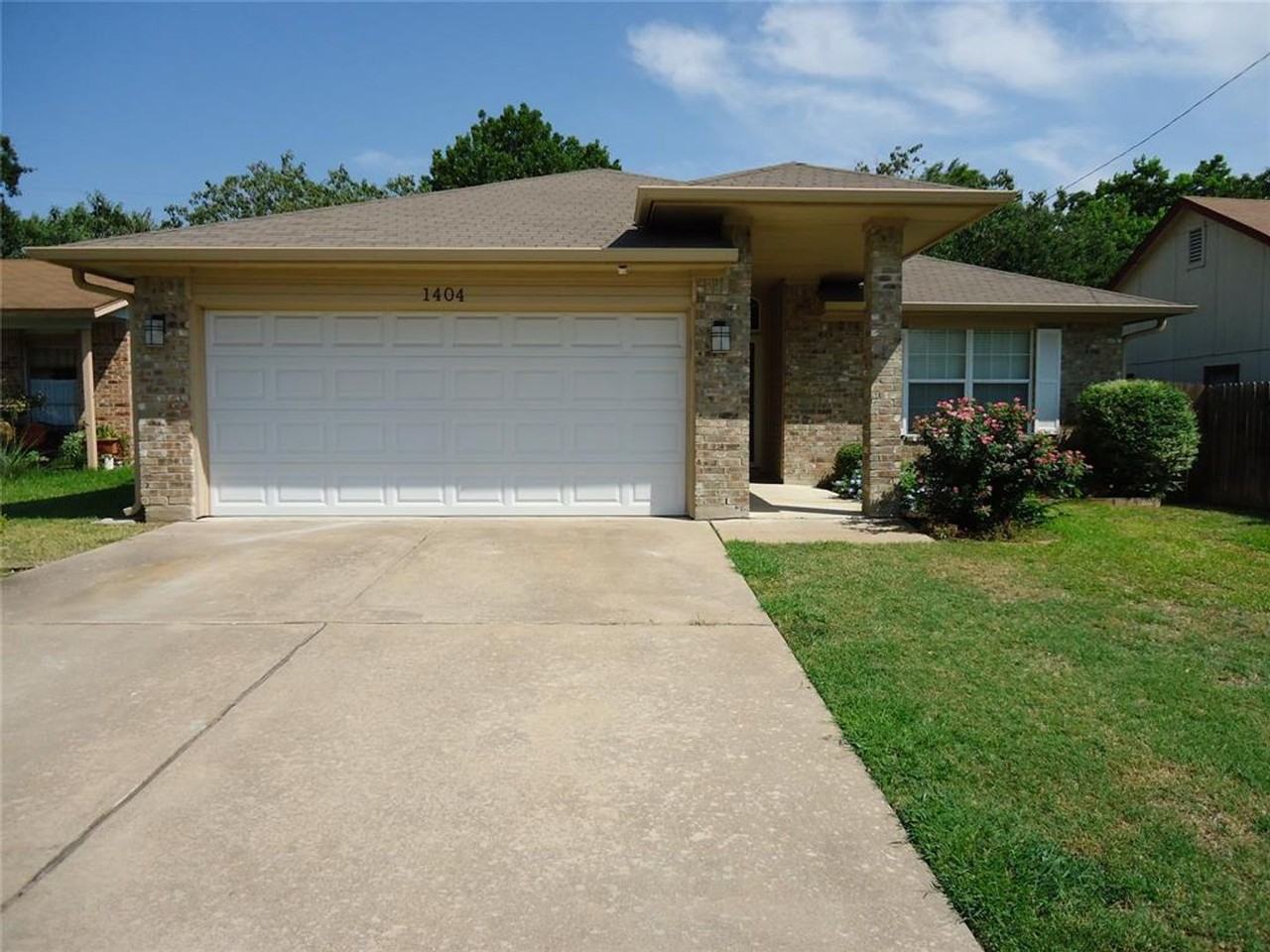 1404 Peachtree Valley Dr - Photo 2 of 17