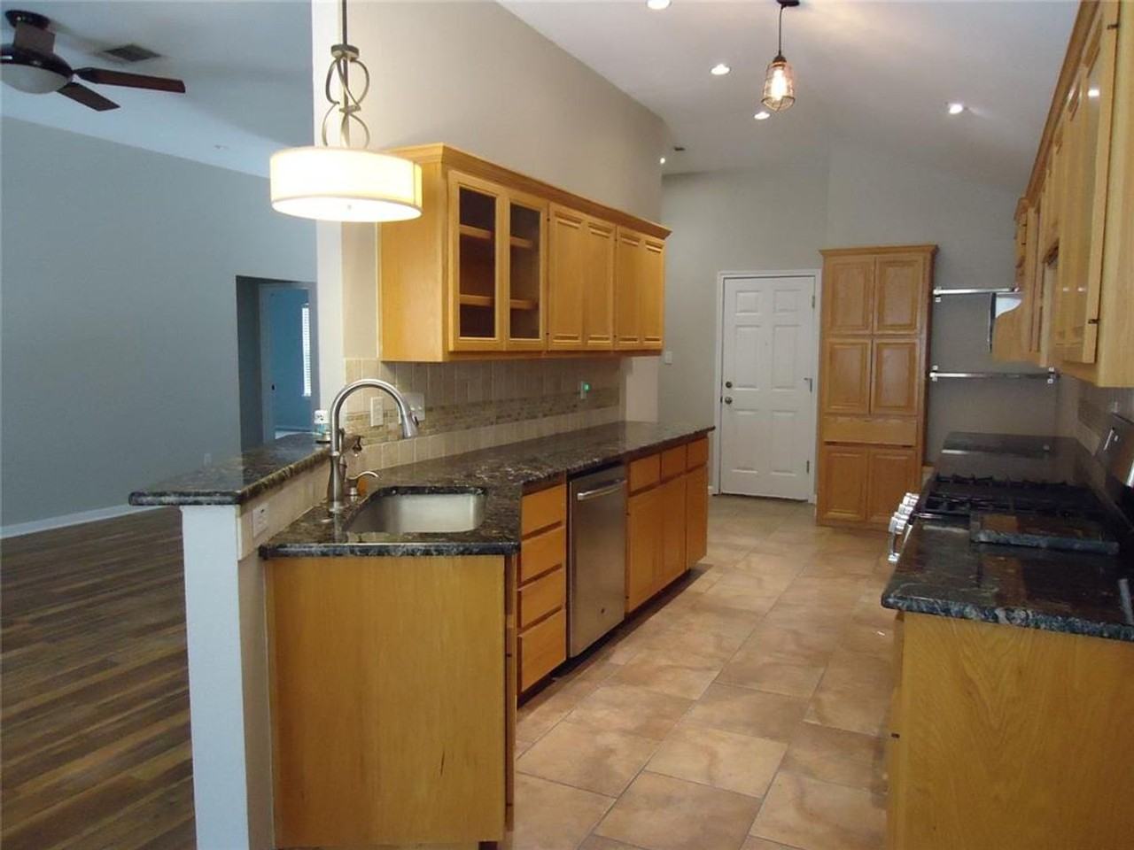 1404 Peachtree Valley Dr - Photo 3 of 17
