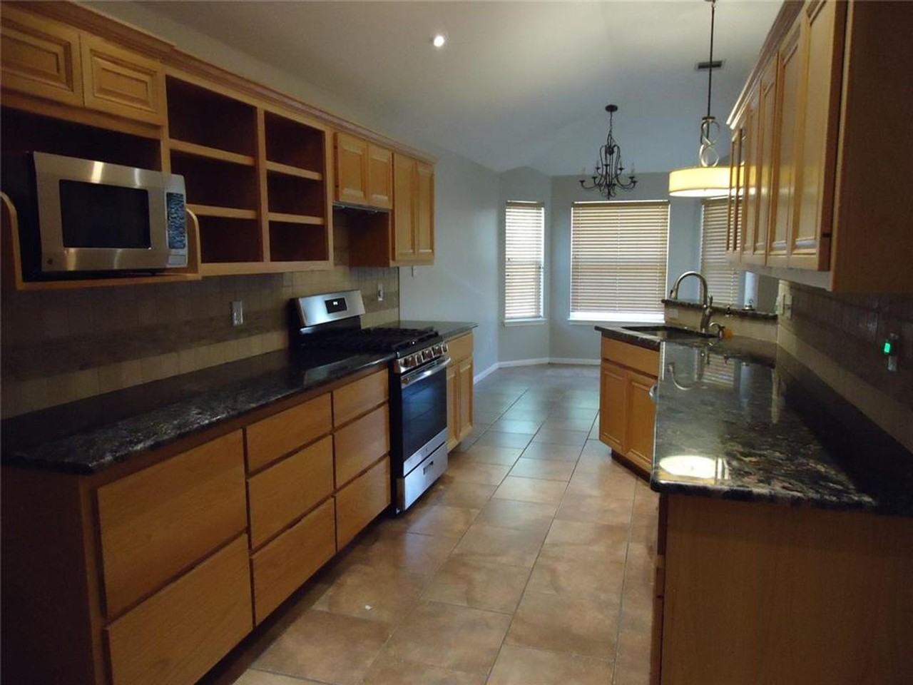 1404 Peachtree Valley Dr - Photo 4 of 17