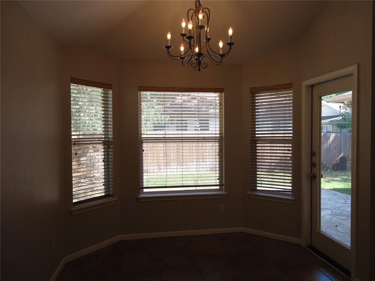 1404 Peachtree Valley Dr - Photo 5 of 17