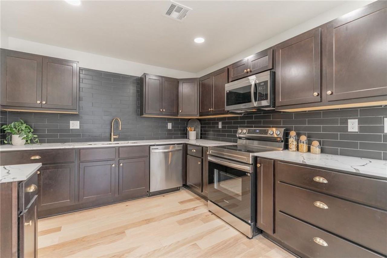 2213 Ne 18th St - Photo 3 of 37