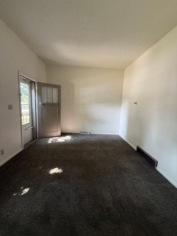 313 S 8th St - Photo 2 of 23