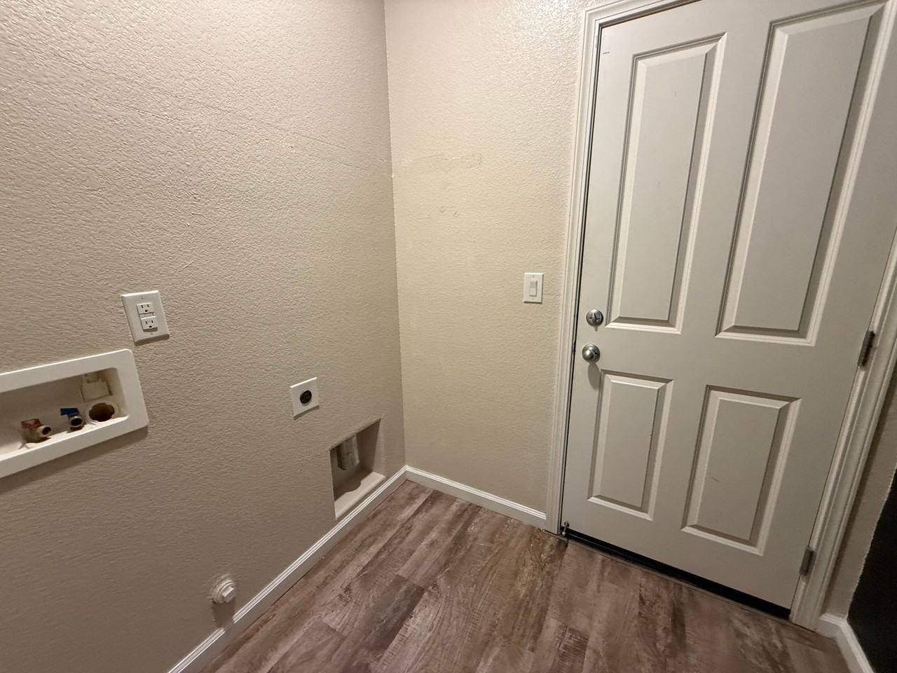 2995 Stable Dr - Photo 5 of 13