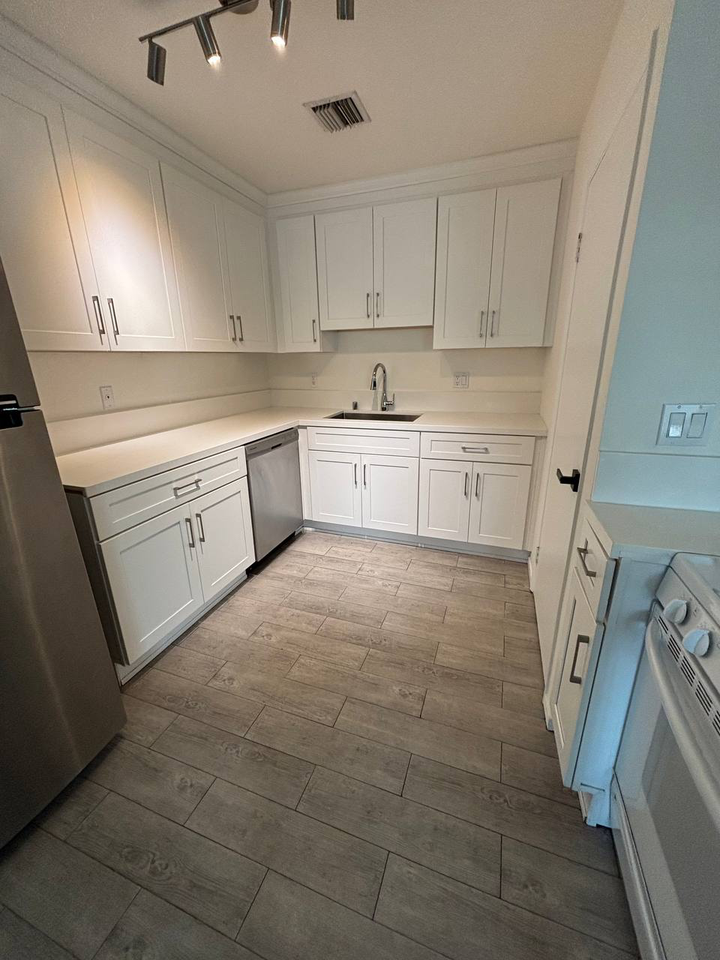 5500 Vesper Avenue, Unit 4 - Photo 7 of 37