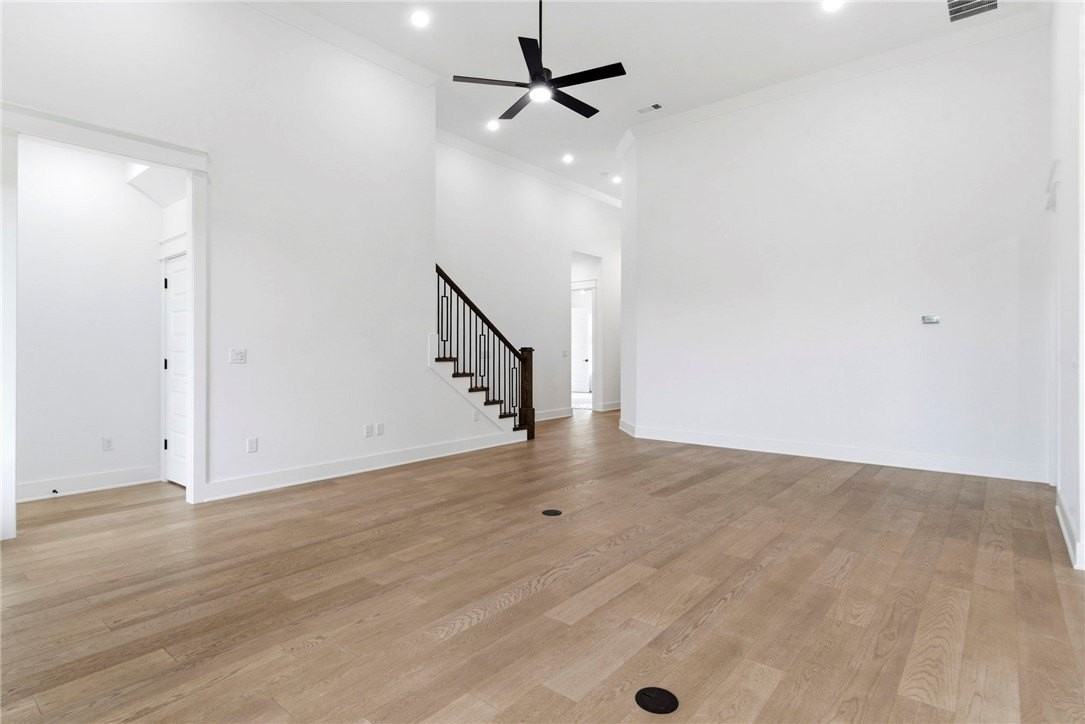 421 Hedge Dr - Photo 4 of 23