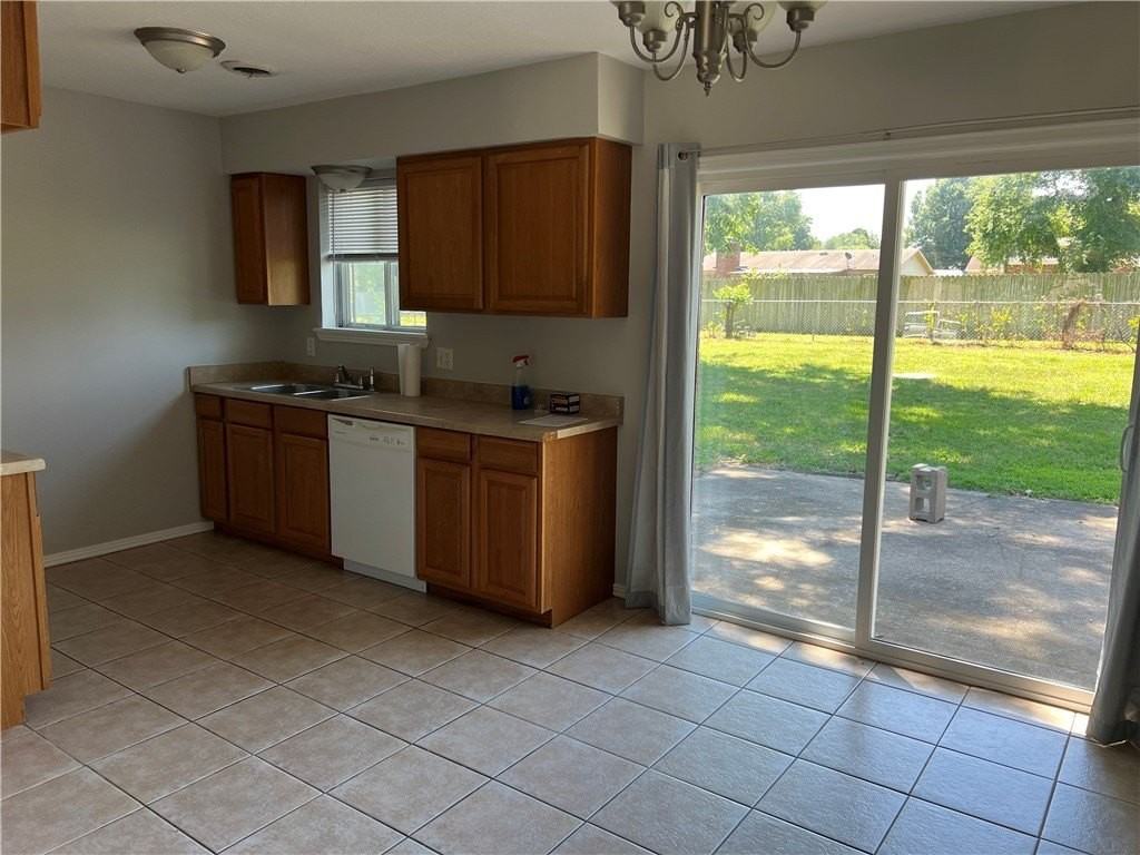 2318 W Twin Springs St - Photo 4 of 10
