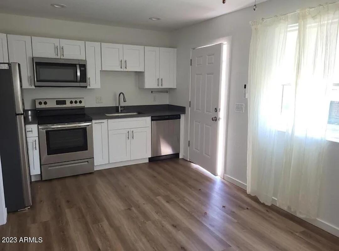 1522 W Polk St #2 - Photo 3 of 12
