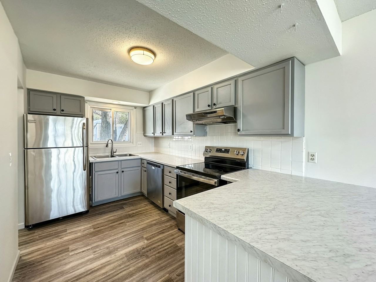 607 East Burnsville Parkway - Photo 4 of 15