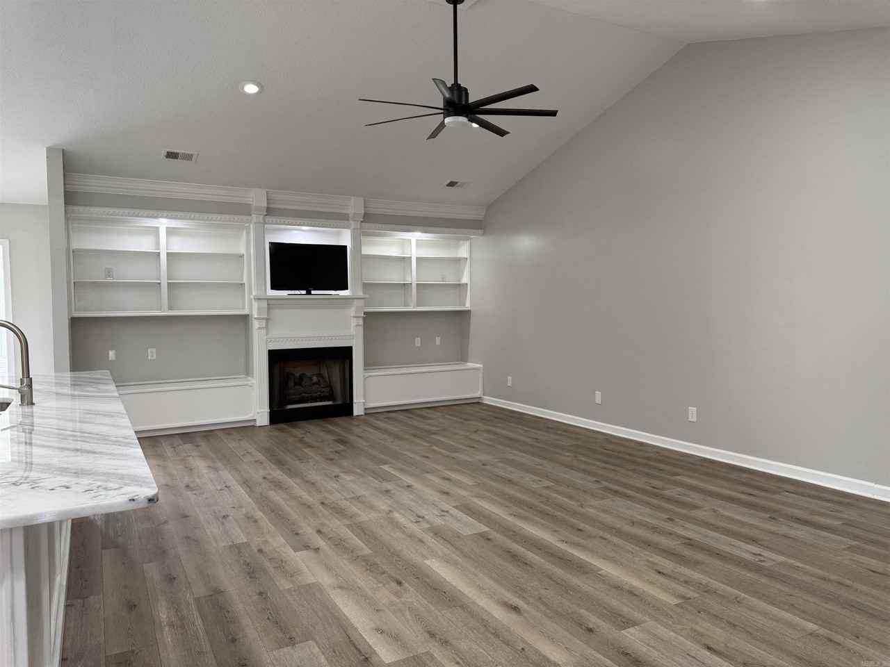 1 Enclave - Photo 4 of 24