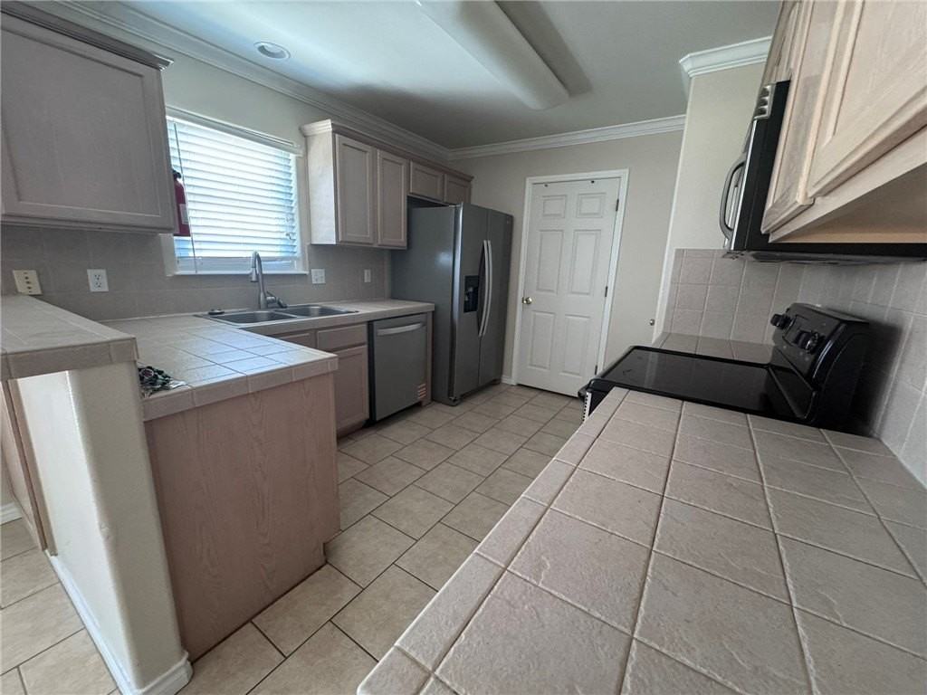 15649 Palmira Ave #B - Photo 4 of 32