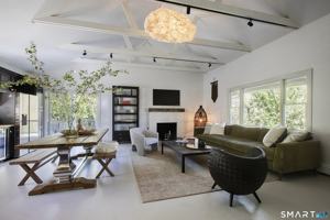 featured image of 10 Sentry Hill Rd
