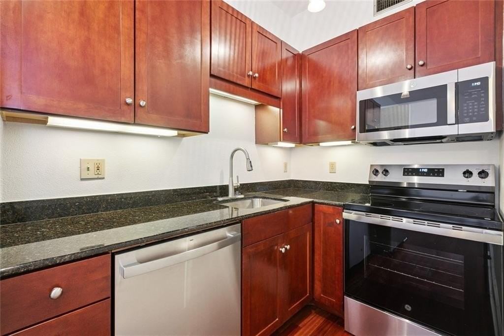 1111 S Peters St - Photo 4 of 20