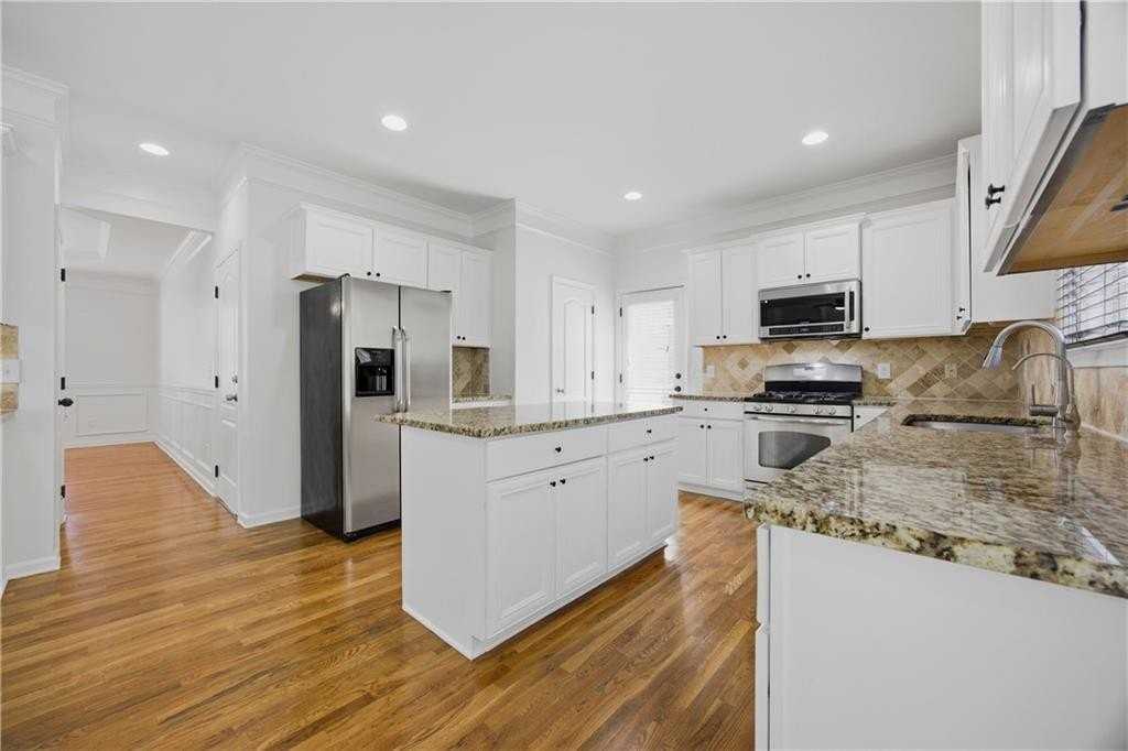 455 Park Place Ct - Photo 5 of 33
