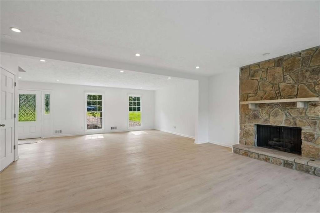 5132 Willow Point Pkwy - Photo 4 of 38