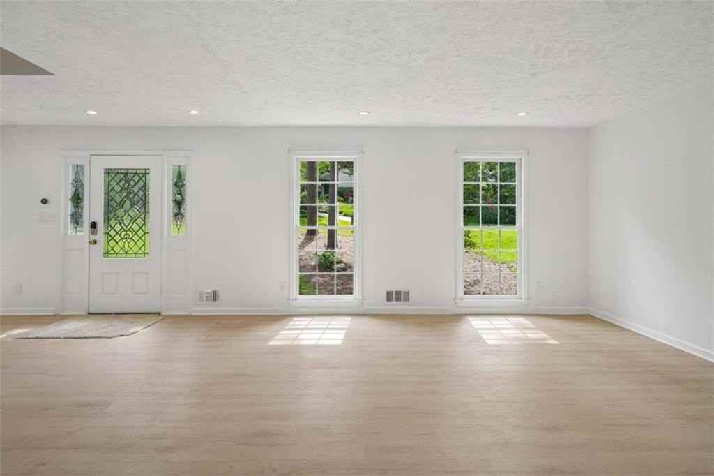 5132 Willow Point Pkwy - Photo 5 of 38