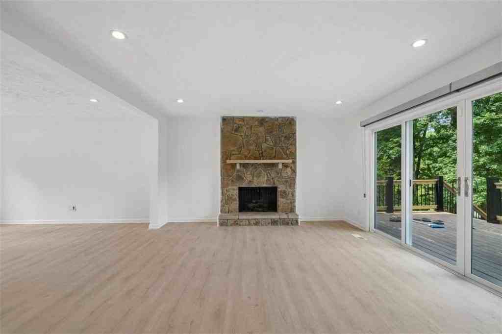 5132 Willow Point Pkwy - Photo 6 of 38