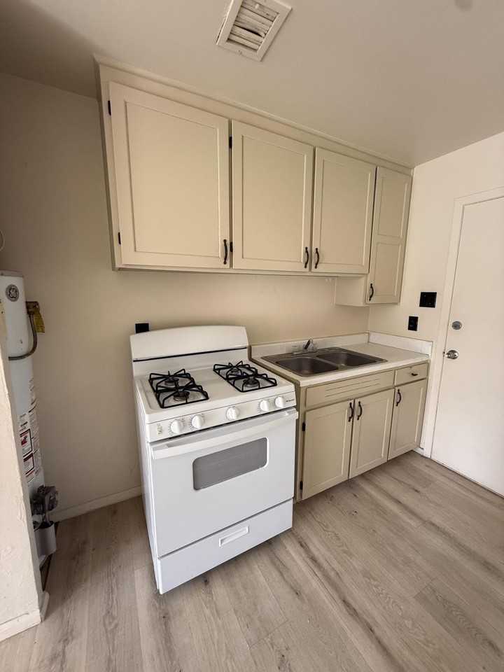 624 Alcazar St Se - Photo 5 of 20