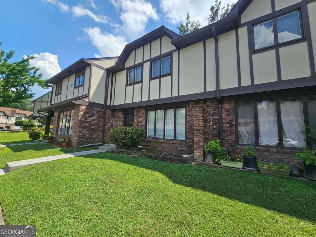 1192 Ashborough Dr Se #B - Photo 2 of 26