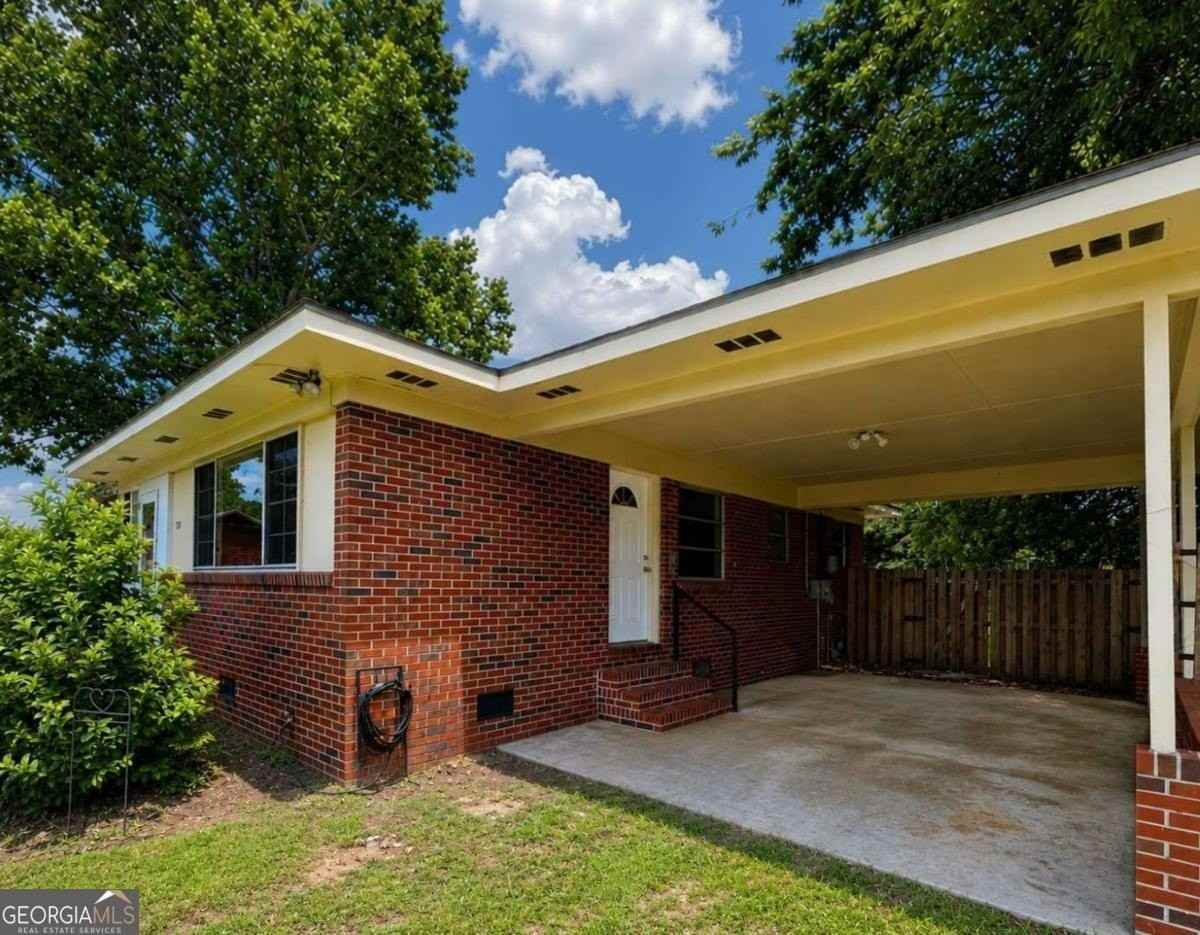504 Bowen St - Photo 4 of 40