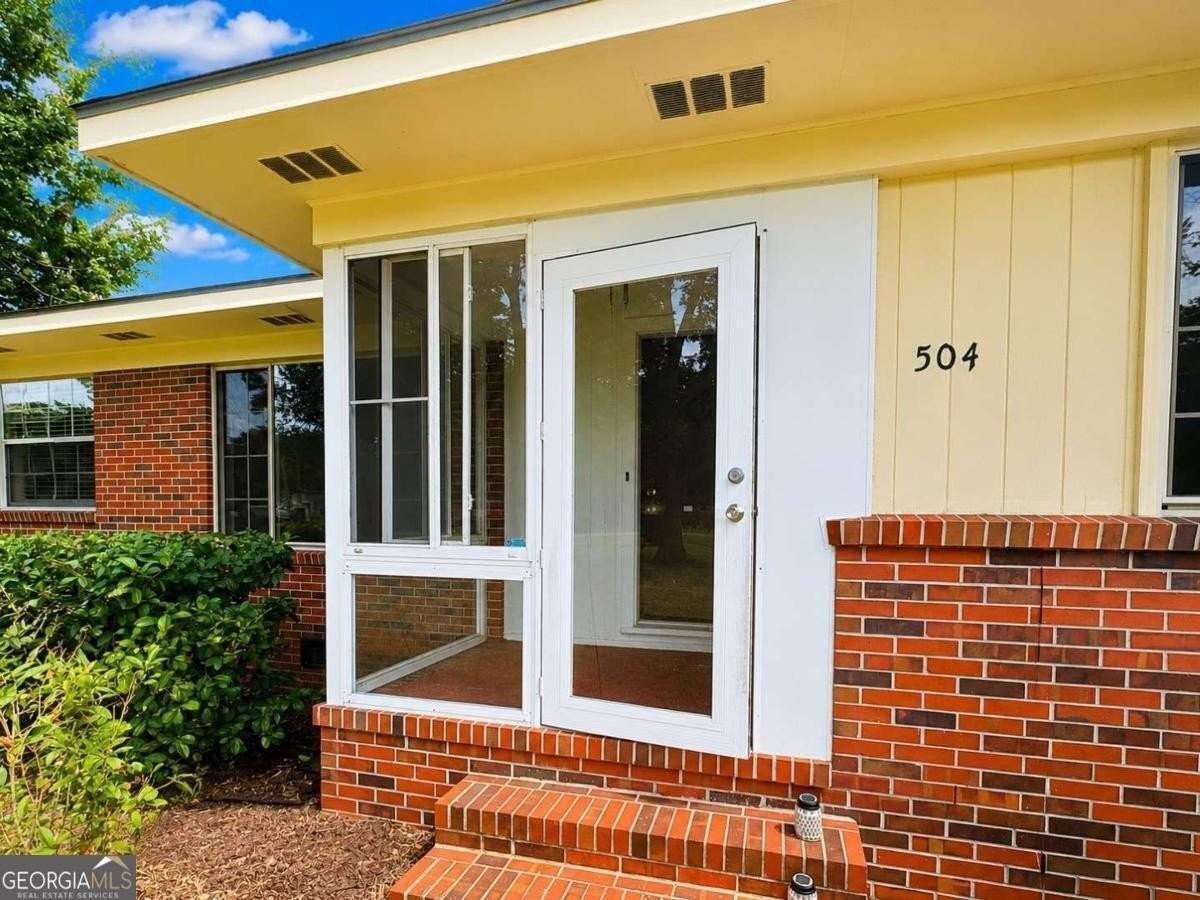 504 Bowen St - Photo 5 of 40