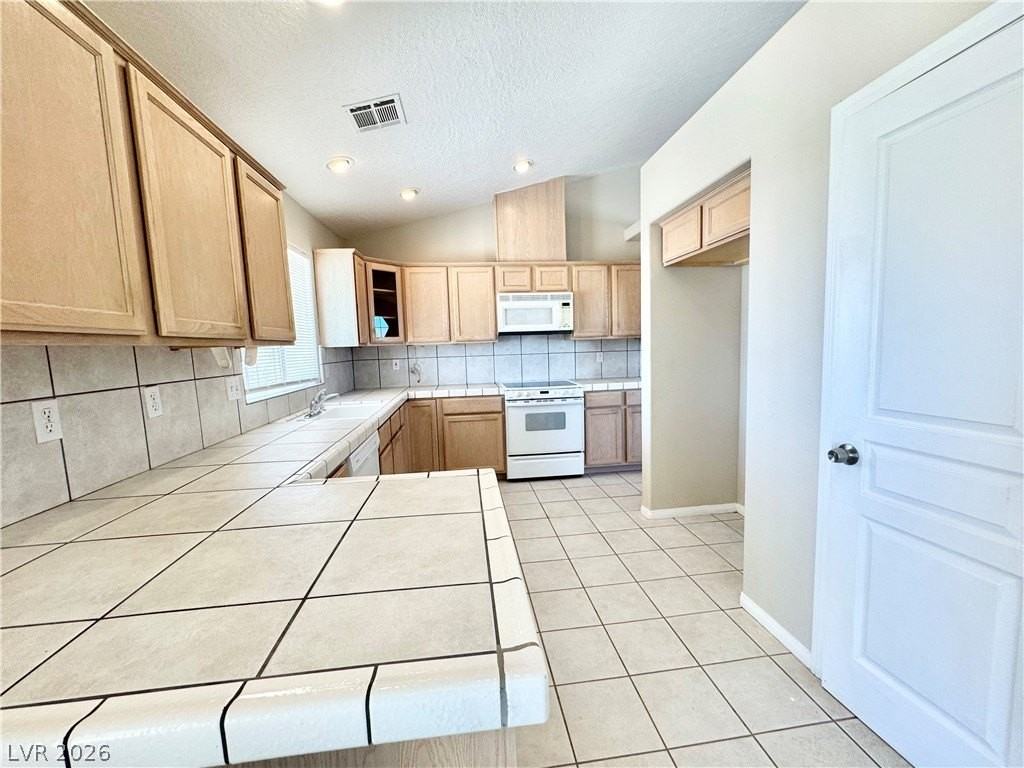 2671 N Murphy St - Photo 5 of 24