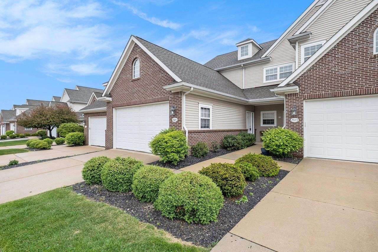 2925 N Knightsbridge Cir - Photo 2 of 37